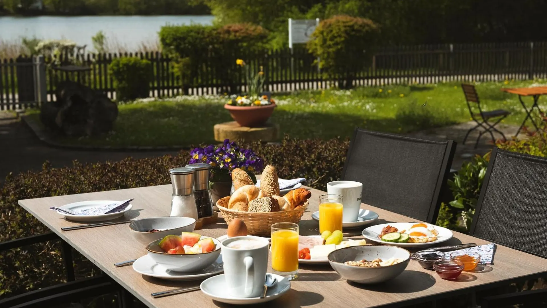*** Hotel Sopherl Am See - Fruehstueck Auf Der Seeterrasse, Sehr Ruhig Und Wunderschoen Am See, 3 Minuten Nach Oberpfaffenhofen, Viele Radtouren, Restaurants & Cafes In Der Umgebung Weßling Duitsland