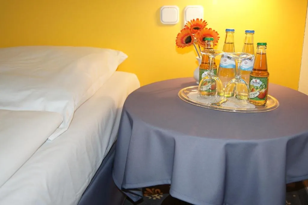 Hotel Sopherl Am See - Fruehstueck Auf Der Seeterrasse, Sehr Ruhig Und Wunderschoen Am See, 3 Minuten Nach Oberpfaffenhofen, Viele Radtouren, Restaurants & Cafes In Der Umgebung Wessling